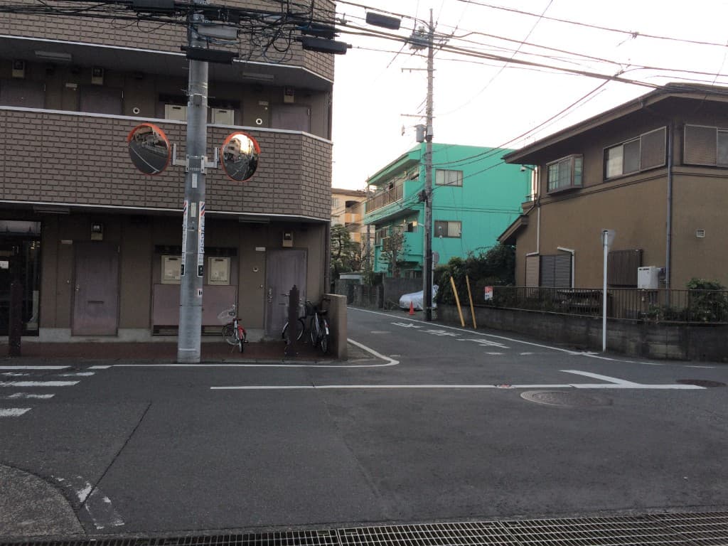 坂戸2丁目7番地の交差点に設置されたカーブミラー