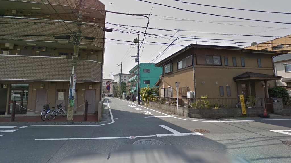 坂戸2丁目7番地の交差点におけるカーブミラー設置前の様子